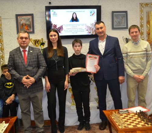 Зәйдә балалар чемпион белән шахмат уйнады