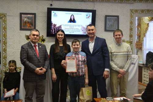 Зәйдә балалар чемпион белән шахмат уйнады