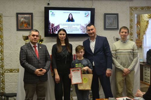 Зәйдә балалар чемпион белән шахмат уйнады