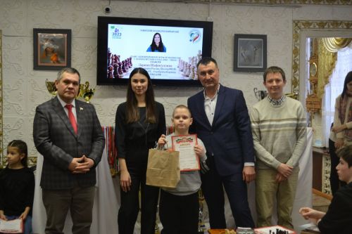 Зәйдә балалар чемпион белән шахмат уйнады