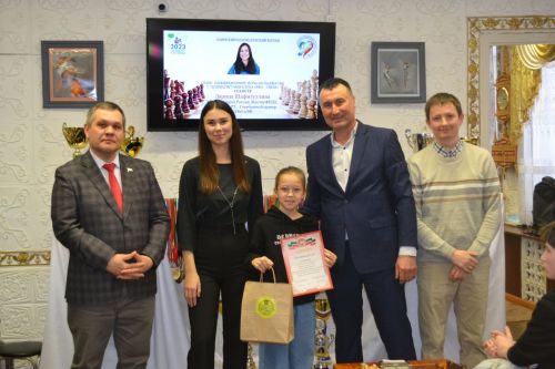 Зәйдә балалар чемпион белән шахмат уйнады