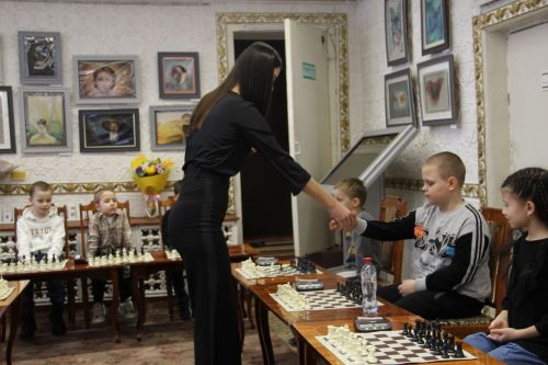 Зәйдә балалар чемпион белән шахмат уйнады