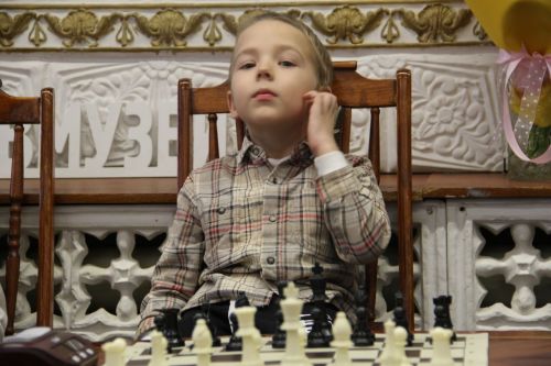 Зәйдә балалар чемпион белән шахмат уйнады
