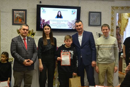 Зәйдә балалар чемпион белән шахмат уйнады