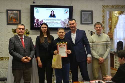 Зәйдә балалар чемпион белән шахмат уйнады