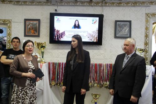 Зәйдә балалар чемпион белән шахмат уйнады