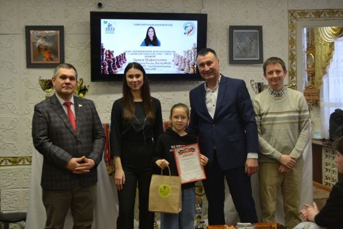 Зәйдә балалар чемпион белән шахмат уйнады