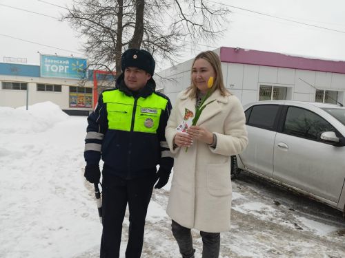 Сотрудники ГИБДД поздравили заинских автоледи