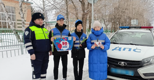 Инспекторы ГИБДД поздравили автоледи