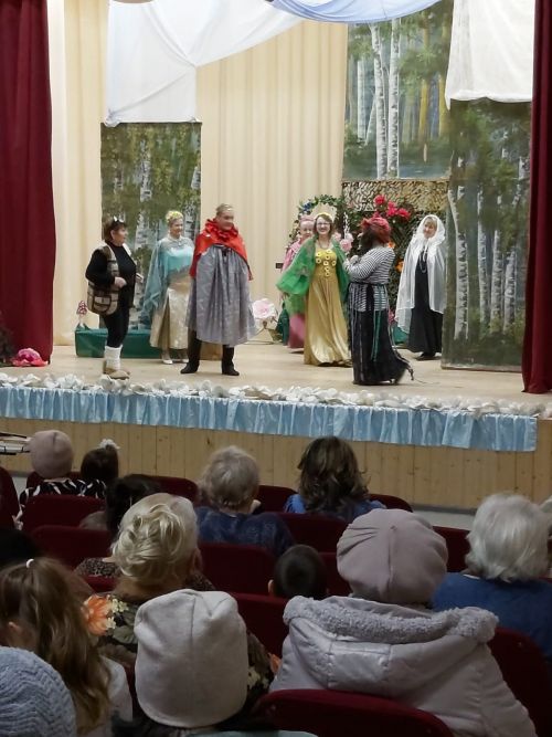 Жители микрорайона Мирный посмотрели музыкальную комедию