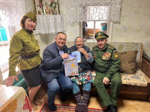 Труженицы тыла села Светлое Озеро принимают поздравления на дому