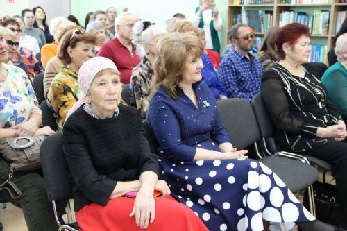 В Центральной библиотеке заинцы встретились с известной поэтессой и исполнительницей романсов
