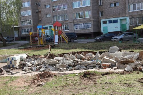 В Заинском дворе демонтируют бассейн