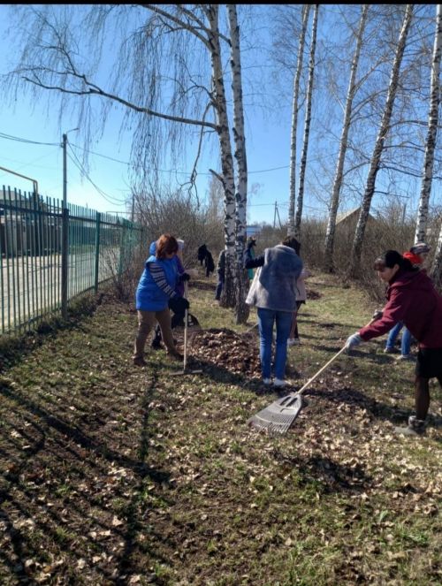 Жители микрорайона навели чистоту на улицах