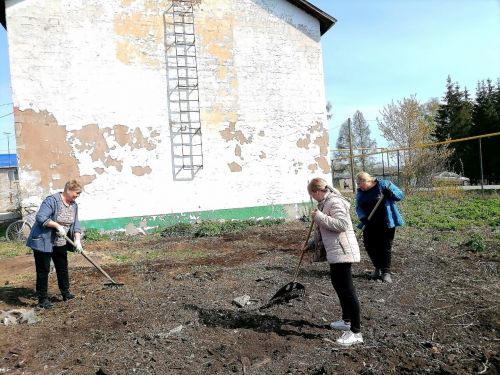 Жители микрорайона навели чистоту на улицах