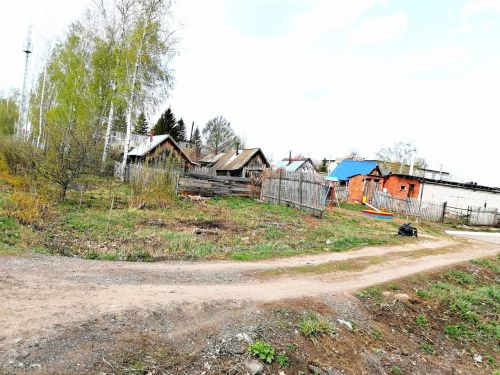 Жители микрорайона навели чистоту на улицах