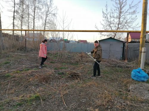 Жители микрорайона навели чистоту на улицах