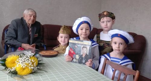 Встреча поколений: дошколята навестили фронтовика Леонида Мачтакова