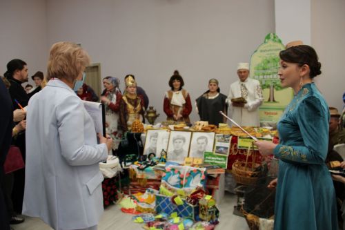 Девять семей из районов Татарстана представили свои родословные в Заинске
