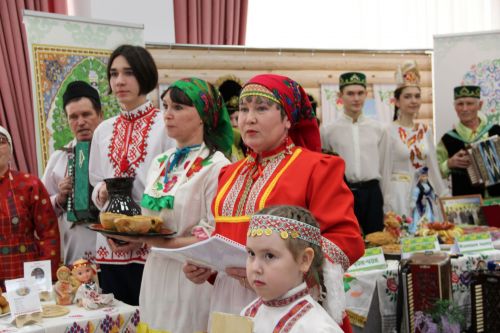 Девять семей из районов Татарстана представили свои родословные в Заинске