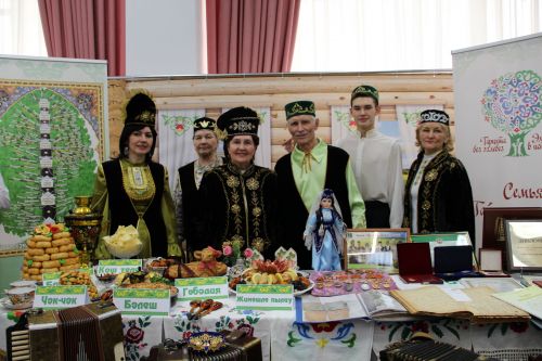 Девять семей из районов Татарстана представили свои родословные в Заинске