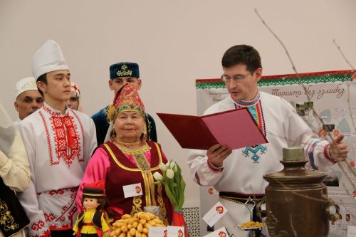 Девять семей из районов Татарстана представили свои родословные в Заинске