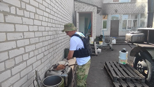 Волонтеры из Набережных Челнов приготовили миллион порций каши в Лисичанске
