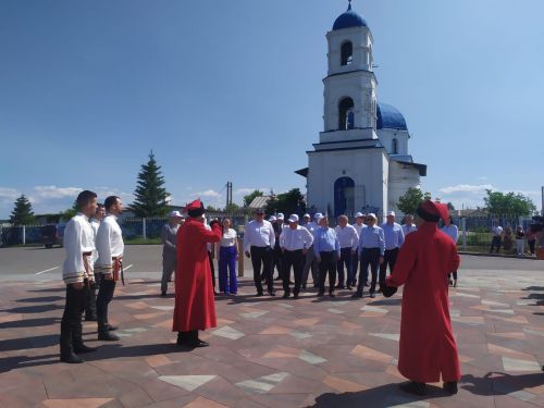 Семинарда катнашучылар – Мәктәп тавында