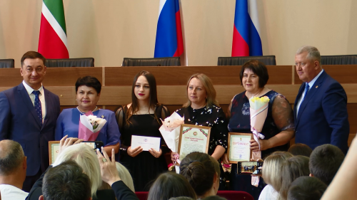 В Заинске наградили лучших учеников и учителей