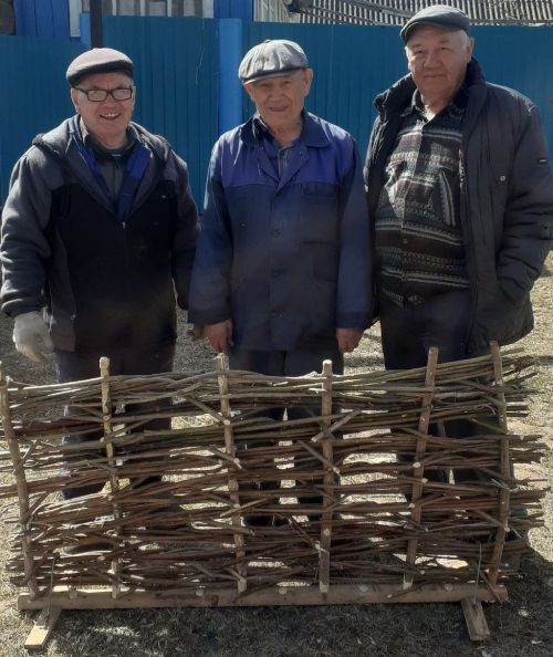 Кәрәкәс клубы музеена Рәхимҗан абый тал чыбыгыннан үрелгән читән бүләк итте