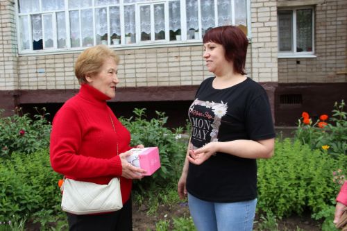 Жительница Заинска 20 лет растит цветы возле подъезда многоквартирного дома