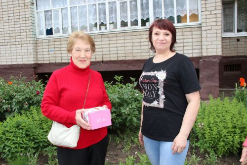 Жительница Заинска 20 лет растит цветы возле подъезда многоквартирного дома