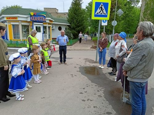 Заинские дошколята подарили водителям символы Победы