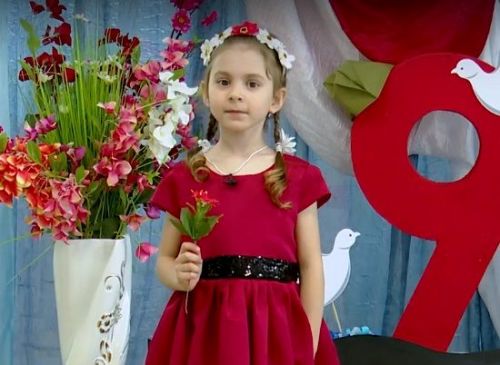 Обладательница гран-при муниципального конкурса юных чтецов «Звонкое эхо Победы» Полина Киселева