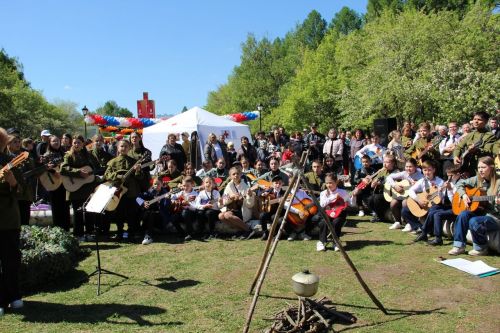 «Катюша» под гитару, полевая кухня и находки с полей сражений: в День Победы в Заинске организовали интерактивные площадки