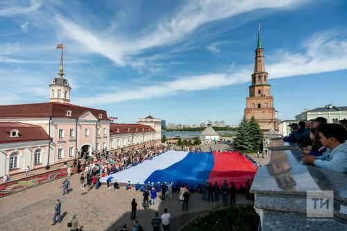 Возле Казанского кремля развернули огромный флаг России