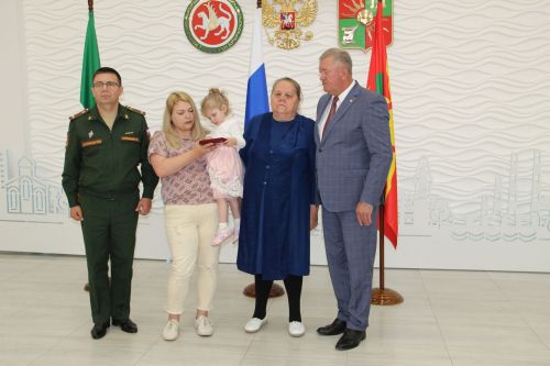 В Заинске вручили орден Мужества супруге Василия Каплина, геройски погибшего в зоне специальной военной операции