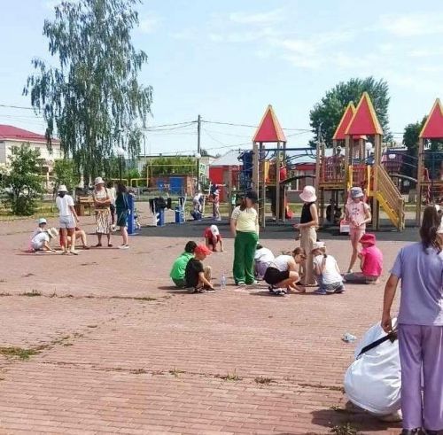 Балалар рәсемнәрендә изгелек чагыла