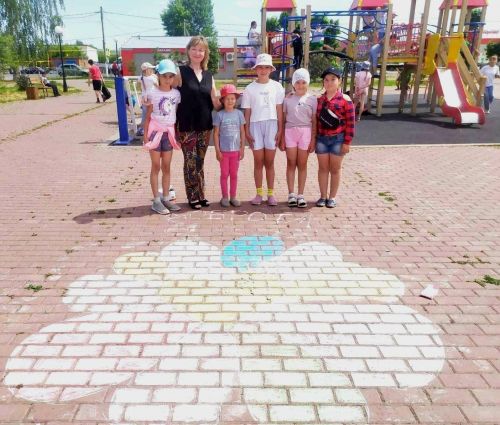Балалар рәсемнәрендә изгелек чагыла