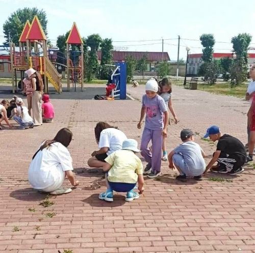 Балалар рәсемнәрендә изгелек чагыла