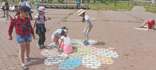 Балалар рәсемнәрендә изгелек чагыла