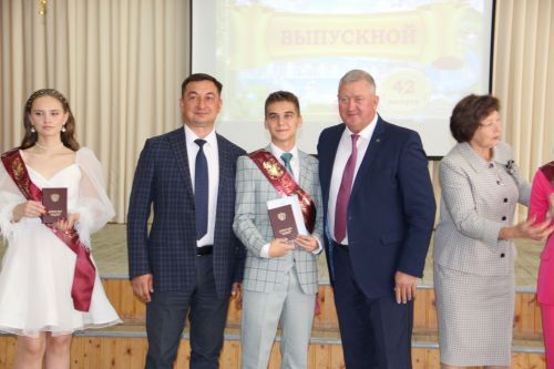 Зәйдә чыгарылыш сыйныф укучыларының 8 алтын медаль иясе шәһәрнең 6нчы мәктәбен тәмамлый