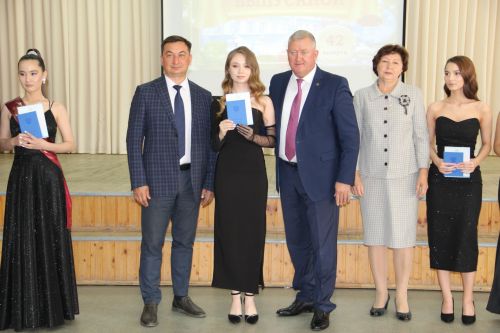 Зәйдә чыгарылыш сыйныф укучыларының 8 алтын медаль иясе шәһәрнең 6нчы мәктәбен тәмамлый