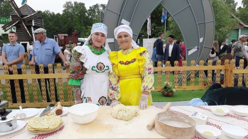 Зәй кызлары Казан Сабантуенда кунакларны кыстыбый белән сыйлады