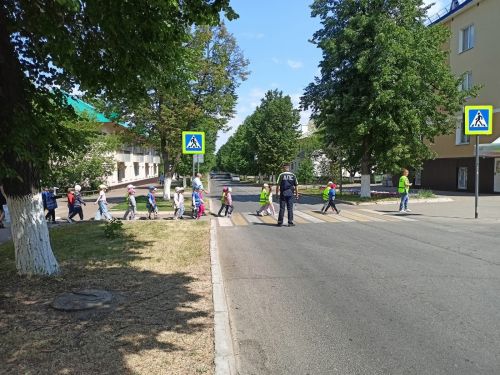 В Заинске сотрудники ГИБДД провели детей по безопасному маршруту