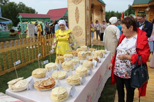 Зәй кызлары Казан Сабантуенда кунакларны кыстыбый белән сыйлады