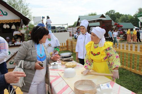 Зәй кызлары Казан Сабантуенда кунакларны кыстыбый белән сыйлады