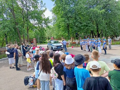 Летом дети добираются до пришкольных лагерей на велосипедах