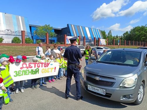 Летом дети добираются до пришкольных лагерей на велосипедах