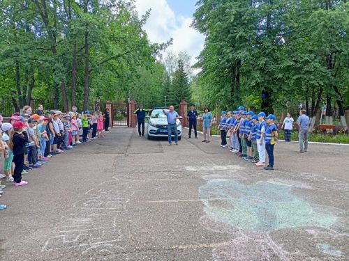 Летом дети добираются до пришкольных лагерей на велосипедах